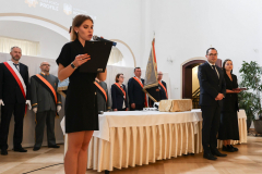 10.-Pani-Eliza-Wieczorek-konferansjer-i-pracownik-Huty-Pokój-Profile-Sp.-z-o.o.
