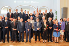 2.-Pracownicy-odznaczeni-medalem-Prezydenta-RP-za-długoletnią-służbę-zdjęcie-grupowe