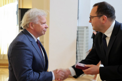 24.-Pan-Mariusz-Mączko-odznaczony-pracownik-Huty-Pokój-S.A.